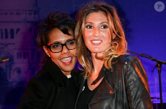 Audrey Pulvar et Caroline Ithurbide, rayonnantes et complices, lors du showcase de la comédie musicale Les amants d'un jour avec les succès d'Édith Piaf à Bobino à Paris, le 25 mars 2013