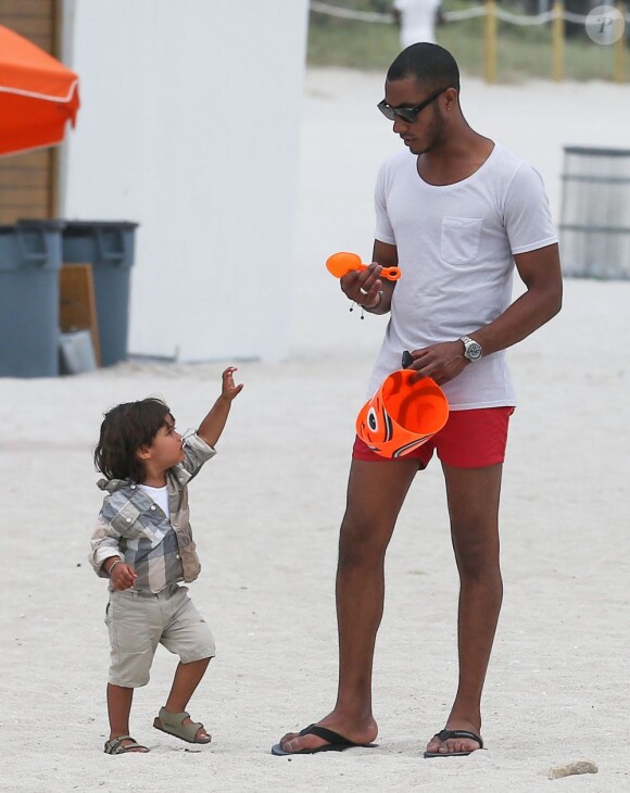 Belle journée pour Doutzen Kroes, son mari Sunnery James, et leur fils Phyllon en vacances sur la plage a Miami, le 25 mars 2013.