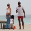 Doutzen Kroes, son mari Sunnery James, et leur fils Phyllon en vacances sur la plage a Miami, le 25 mars 2013.