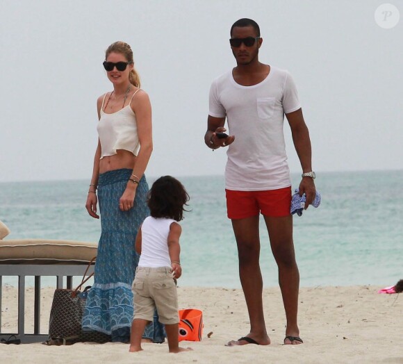 Doutzen Kroes, son mari Sunnery James, et leur fils Phyllon en vacances sur la plage a Miami, le 25 mars 2013.