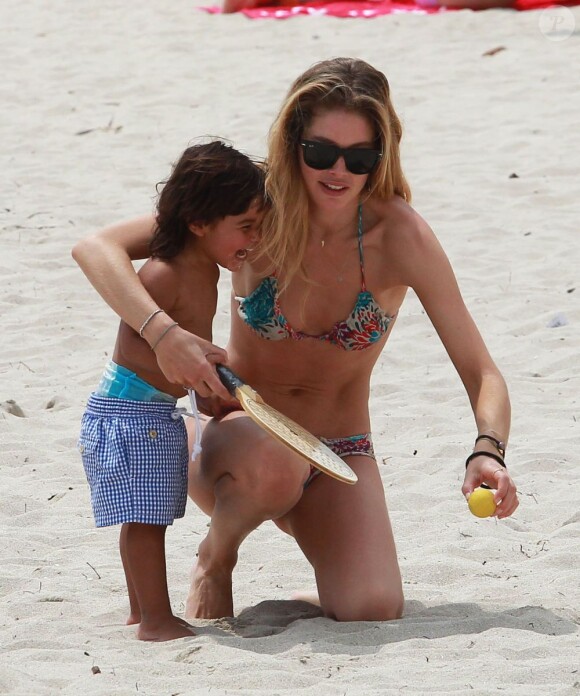 Pause tendresse entre Doutzen Kroes et son fils Phyllon en vacances à Miami, le 25 mars 2013.