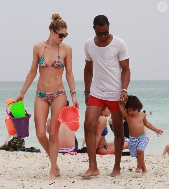 Pause tendresse et détente pour Doutzen Kroes, son mari Sunnery James, et leur fils Phyllon en vacances sur la plage a Miami, le 25 mars 2013.