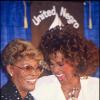 Dionne Warwick et sa cousine Whitney Houston à New York, le 11 mars 1990.
