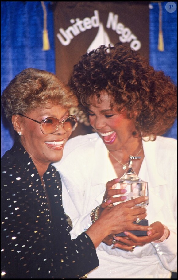Dionne Warwick et sa cousine Whitney Houston à New York, le 11 mars 1990.