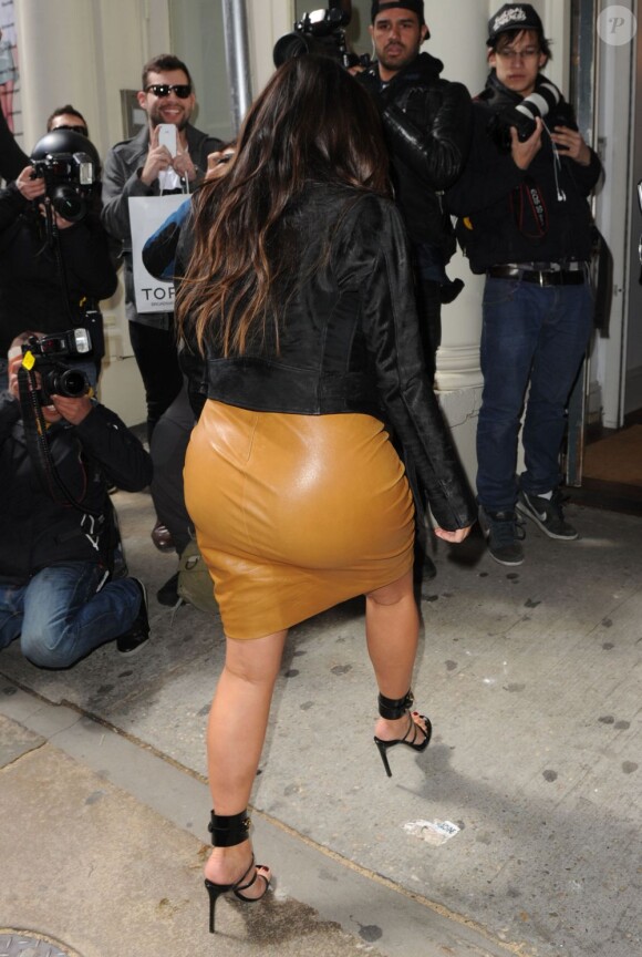 Kim Kardashian en pleine séance shopping à New York, le 26 mars 2013.