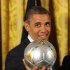 Barack Obama fait quelques jongles avec un ballon de foot aux côtés des Kings de Los Angeles et les L.A. Galaxy à la Maison-Blanche le 26 mars 2013.