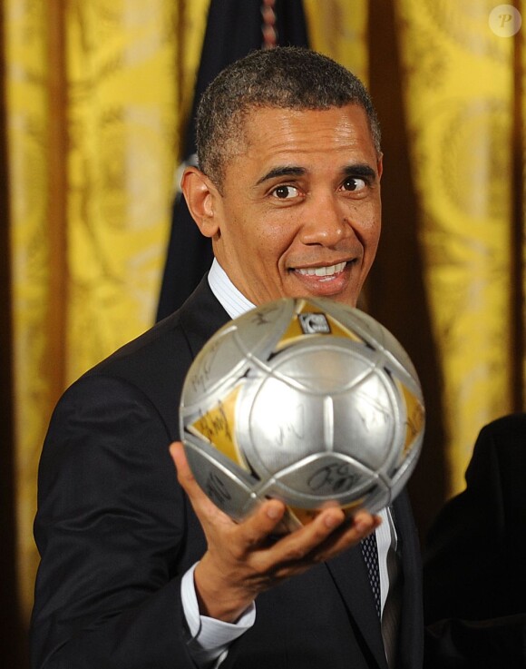 Barack Obama fait quelques jongles avec un ballon de foot aux côtés des Kings de Los Angeles et les L.A. Galaxy à la Maison-Blanche le 26 mars 2013.