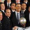 Barack Obama entouré des Kings de Los Angeles et des L.A. Galaxy à la Maison-Blanche le 26 mars 2013.