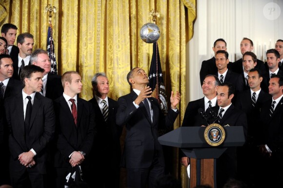 Barack Obama reçoit l'équipe de hockey des Kings de Los Angeles et les footballeurs du L.A. Galaxy à la Maison-Blanche le 26 mars 2013.