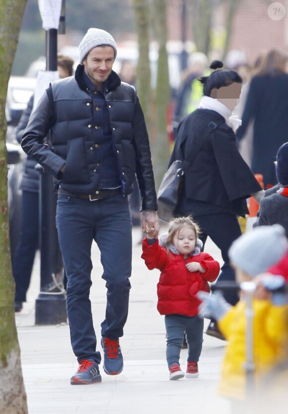 Le footballeur David Beckham se promène avec sa fille Harper Seven à Londres le 27 mars 2013.