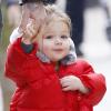 Harper Seven fait la joie de ses parents à Londres le 27 mars 2013. Ici, la fillette se balade avec son papa David Beckham