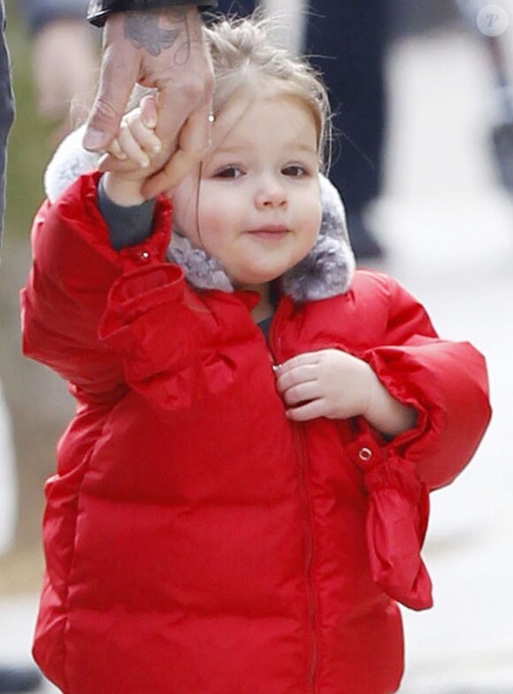 Harper Seven fait la joie de ses parents à Londres le 27 mars 2013. Ici, la fillette se balade avec son papa David Beckham