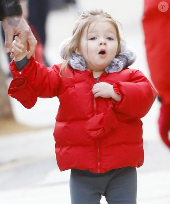 Si jeune et déjà lookée ! Harper Seven fait la joie de ses parents à Londres le 27 mars 2013. Ici, la fillette se balade avec son papa David Beckham