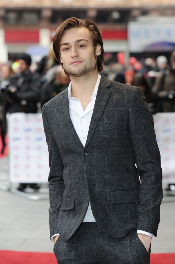 Douglas Booth arrive pour la grande soirée des Prince's Trust Awards, le 26 mars 2013 à l'Odeon Leicester Square, à Londres.