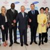 Le prince Charles pose avec Tinie Tempah, Laura Whitmore, Idris Elba, Damian Lewis, Helen McCrory, Victoria Pendleton, Sam Claflin et Kate Adie pour la grande soirée des Prince's Trust Awards, le 26 mars 2013 à l'Odeon Leicester Square, à Londres.