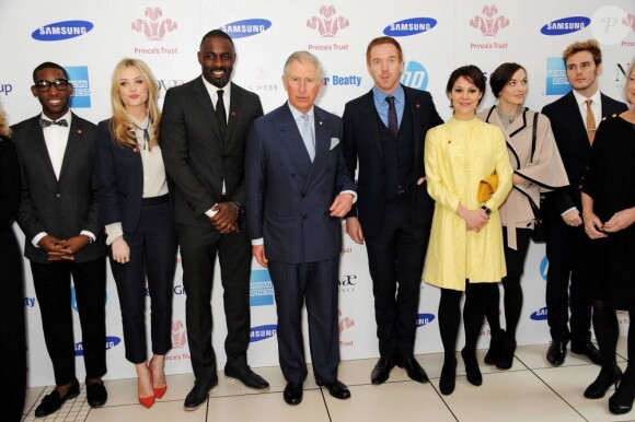 Le prince Charles pose avec Tinie Tempah, Laura Whitmore, Idris Elba, Damian Lewis, Helen McCrory, Victoria Pendleton, Sam Claflin et Kate Adie pour la grande soirée des Prince's Trust Awards, le 26 mars 2013 à l'Odeon Leicester Square, à Londres.