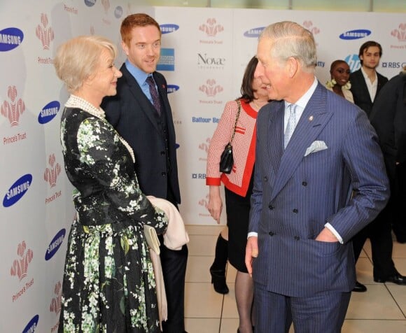 Le prince Charles salue Dame Helen Mirren lors de la grande soirée des Prince's Trust Awards, le 26 mars 2013 à l'Odeon Leicester Square, à Londres.