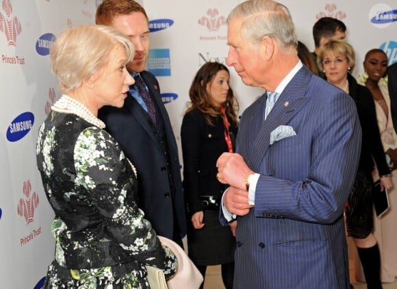 Le prince Charles salue Dame Helen Mirren lors de la grande soirée des Prince's Trust Awards, le 26 mars 2013 à l'Odeon Leicester Square, à Londres.
