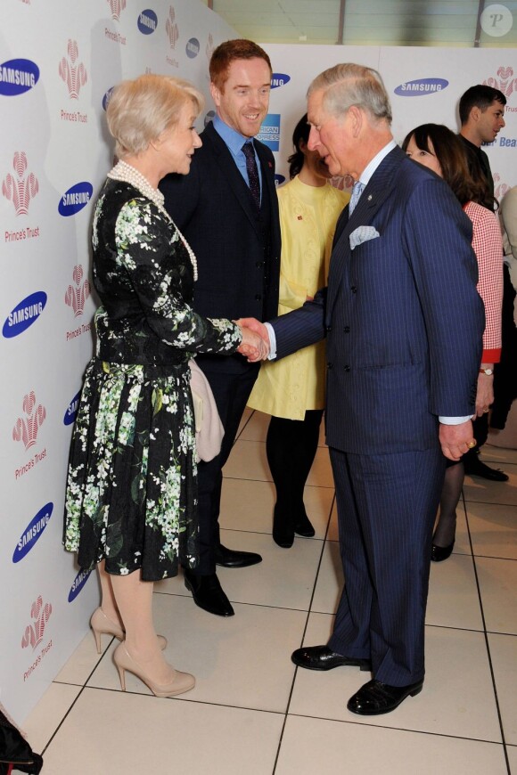 Le prince Charles salue Dame Helen Mirren lors de la grande soirée des Prince's Trust Awards, le 26 mars 2013 à l'Odeon Leicester Square, à Londres.