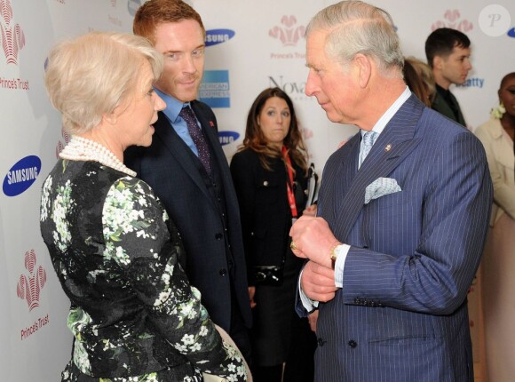 Le prince Charles salue Dame Helen Mirren lors de la grande soirée des Prince's Trust Awards, le 26 mars 2013 à l'Odeon Leicester Square, à Londres.