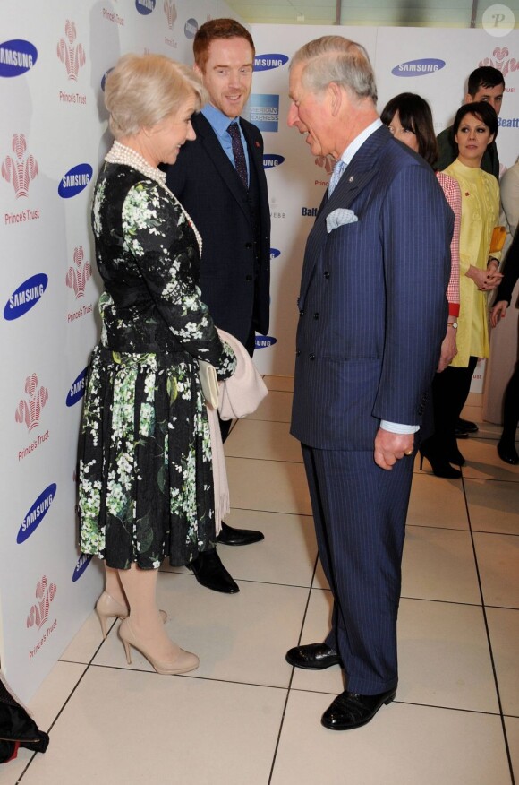 Le prince Charles salue Dame Helen Mirren lors de la grande soirée des Prince's Trust Awards, le 26 mars 2013 à l'Odeon Leicester Square, à Londres.
