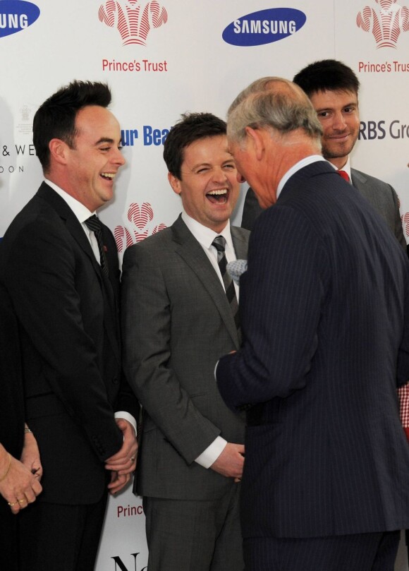 Le prince Charles plaisante avec le duo Ant and Dec, Anthony McPartlin et Declan Donnelly, lors de la grande soirée des Prince's Trust Awards, le 26 mars 2013 à l'Odeon Leicester Square, à Londres.