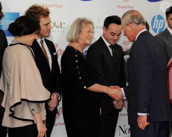 Le prince Charles salue Kate Adie lors de la grande soirée des Prince's Trust Awards, le 26 mars 2013 à l'Odeon Leicester Square, à Londres.