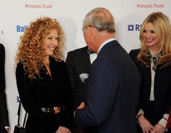 Le prince Charles face à Kelly Hoppen lors de la grande soirée des Prince's Trust Awards, le 26 mars 2013 à l'Odeon Leicester Square, à Londres.