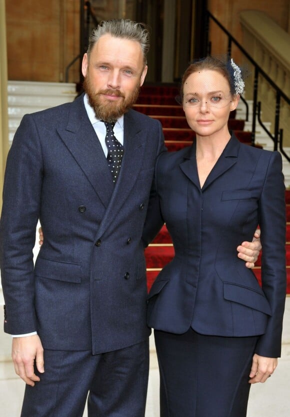 Stella McCartney pose avec son mari Alasdhair Willis à Buckingham le 26 mars 2013