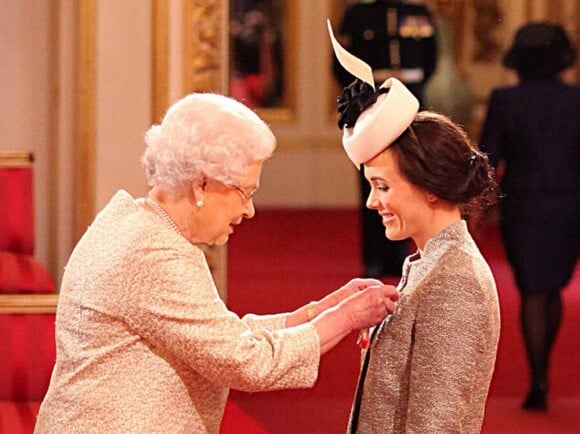 Victoria Pendleton faite commandeur dans l'ordre de l'empire britannique par Elizabeth II, le 26 mars 2013 à Buckingham.