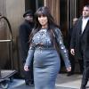 Kim Kardashian, habillée d'une robe Lanvin collection automne-hiver 2012 et de souliers Jimmy Choo, quitte l'hôtel Trump SoHo. New York, le 27 mars 2013.