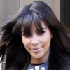 Kim Kardashian, habillée d'une robe Lanvin collection automne-hiver 2012 et de souliers Jimmy Choo, quitte l'hôtel Trump SoHo. New York, le 27 mars 2013.