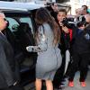 Kim Kardashian, habillée d'une robe Lanvin collection automne-hiver 2012 et de souliers Jimmy Choo, quitte l'hôtel Trump SoHo. New York, le 27 mars 2013.