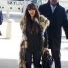Kim Kardashian avec son sac et ses ballerines Balenciaga, arrive à l'aéroport JFK à New York. Le 27 mars 2013.