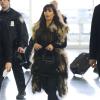 Kim Kardashian avec son sac et ses ballerines Balenciaga, arrive à l'aéroport JFK à New York. Le 27 mars 2013.