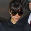 Kim Kardashian, habillée d'un manteau Valentino et de ballerines Balenciaga, arrive à l'aéroport JFK. New York, le 25 mars 2013.