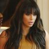 Kim Kardashian, enceinte, fait du shopping à New York, habillée d'une robe en cuir Kanye West et de sandales Gucci. Le 26 mars 2013.