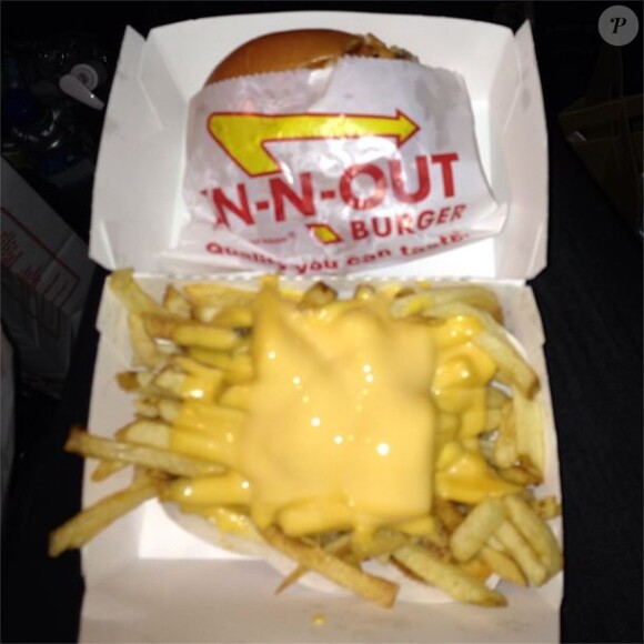 La dernière pulsion gourmande de Kim Kardashian ? Un hamburger et des frites couvertes de cheddar fondu de chez In-n-Out !