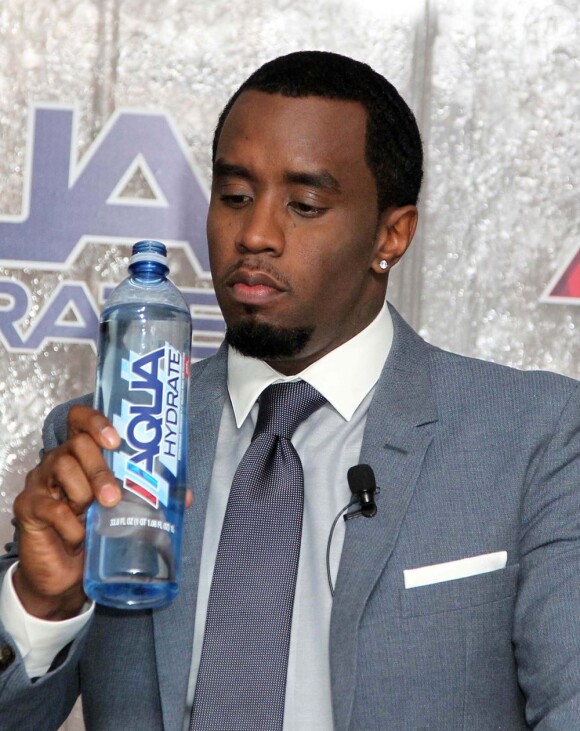 Diddy dévoile sa marque d'eau AQUAhydrate avec Mark Wahlberg à la SOHO House. Los Angeles, le 27 février 2013.