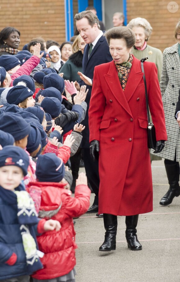 La princesse Anne plantait, avec le concours du Premier ministre David Cameron, le 6 000 000e arbre du programme de reboisement Jubilee Woods, le 27 mars 2013 dans une école d'Ashburnham.