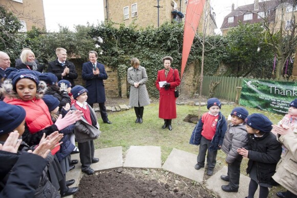 La princesse Anne plantait, avec le concours du Premier ministre David Cameron, le 6 000 000e arbre du programme de reboisement Jubilee Woods, le 27 mars 2013 dans une école d'Ashburnham.
