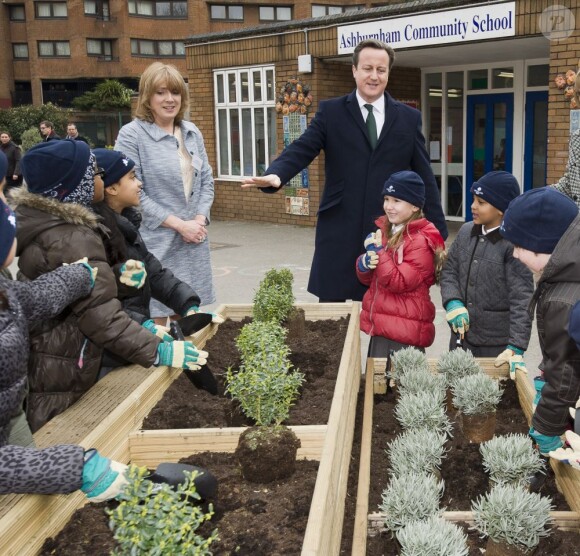 La princesse Anne plantait, avec le concours du Premier ministre David Cameron, le 6 000 000e arbre du programme de reboisement Jubilee Woods, le 27 mars 2013 dans une école d'Ashburnham.