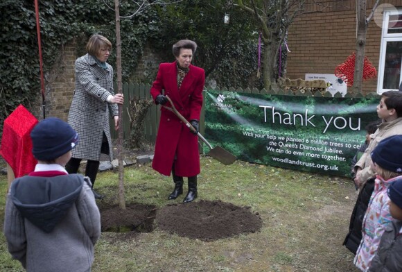 La princesse Anne plantait, avec le concours du Premier ministre David Cameron, le 6 000 000e arbre du programme de reboisement Jubilee Woods, le 27 mars 2013 dans une école d'Ashburnham.
