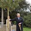 Le prince Charles plantait le 27 mars 2013 dans les jardins botaniques royaux de Kew un jeune chêne à la mémoire de la biologiste kenyane Wangari Maathai Muta, Nobel de la Paix 2004, décédée en septembre 2011.