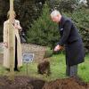 Le prince Charles plantait le 27 mars 2013 dans les jardins botaniques royaux de Kew un jeune chêne à la mémoire de la biologiste kenyane Wangari Maathai Muta, Nobel de la Paix 2004, décédée en septembre 2011.