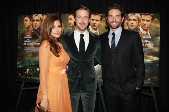 Eva Mendes, Ryan Gosling et Bradley Cooper posent lors de la première de The Place Beyond the Pines à New York, le 28 mars 2013.