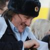Gérard Depardieu rencontre les commerçants de son quartier à Saransk le 24 février 2013.