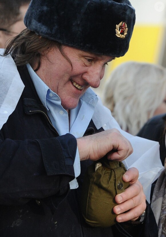 Gérard Depardieu rencontre les commerçants de son quartier à Saransk le 24 février 2013.