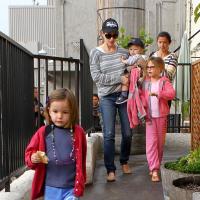 Jennifer Garner : Virée matinale et caféinée avec ses trois adorables bambins