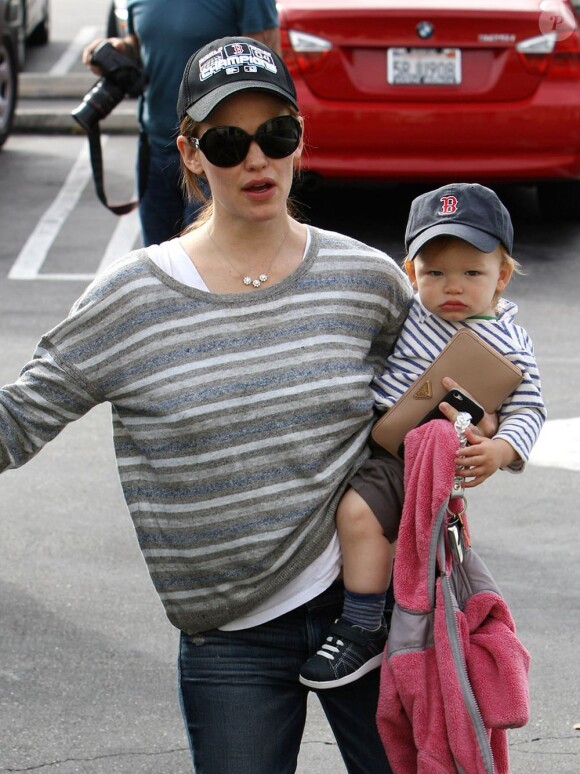 Jennifer Garner a fait une sortie matinale avec ses enfants Violet, Seraphina et Samuel Affleck dans les rues de Los Angeles, le 30 mars 2013.